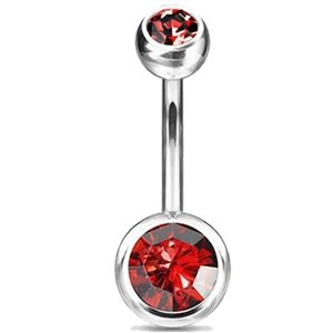Detailaufnahme des silbernen Bauchnabelpiercings mit doppelten roten Zirkonia-Steinen