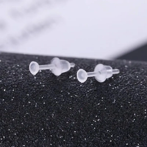 Vue macro de boucles d'oreilles invisibles en acrylique transparent avec fermoirs souples