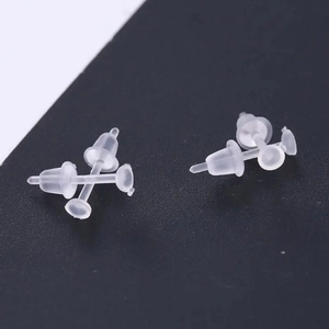 Vue macro des clous d'oreilles en acrylique transparent et des fermoirs pour bijoux DIY