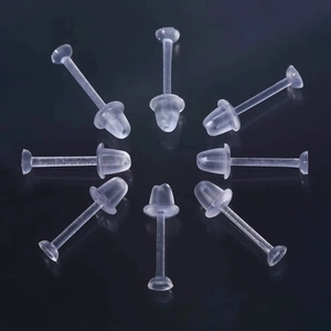 Lot de clous d'oreilles invisibles en acrylique transparent sur fond noir brillant