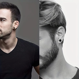 Primer plano de pendientes redondos negros minimalistas en modelos masculinos mates