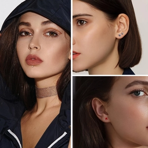Vues détaillées du choker en maille or rose et boucles d'oreilles étoiles sur mannequin