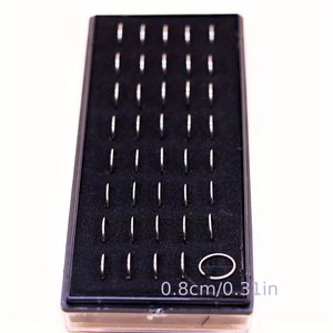 Detailansicht von 0,8 cm silbernen Nasenringen aus Edelstahl in einer schwarzen Samtbox