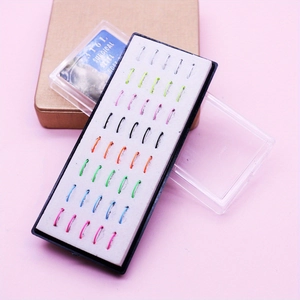 Detailansicht der Nasenringe aus 316L Chirurgenstahl in einer Displaybox mit Farben