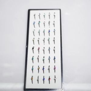 Set mit 40 bunten Nasenpiercings aus Edelstahl in einer schwarzen Präsentationsbox