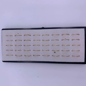 Set mit 40 minimalistischen vergoldeten Edelstahl Nasenringen in einer schwarzen Displaybox
