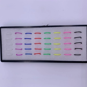 Detailansicht eines 40-teiligen Sets bunter Edelstahl-Nasenringe in einer Box