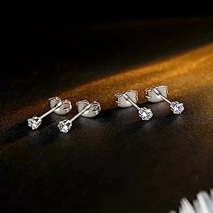 Gros plan de boucles d'oreilles en zircone avec griffes et fermoirs papillon argentés