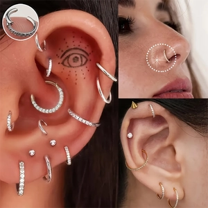 Vista macro de aros para nariz y oreja en acero 316L con piedras de circonio brillantes