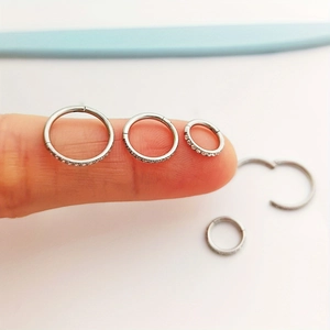 Tres tamaños de anillos de nariz de acero inoxidable 316L con circonitas brillantes