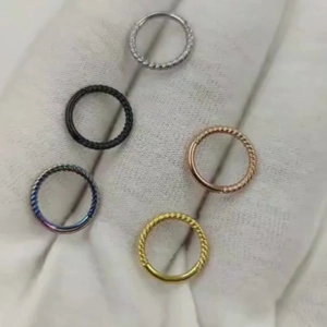 Gedraaide roestvrijstalen piercingringen in vijf kleuren voor neus en kraakbeenpiercing