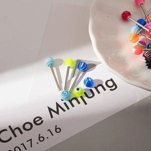 Gros plan de piercings de langue en acrylique coloré avec tiges en acier inoxydable