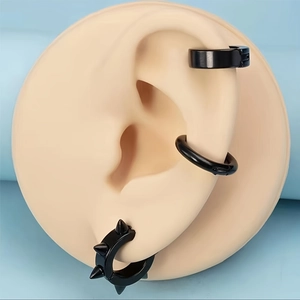 Set de tres pendientes punk negros de acero inoxidable con pinchos y clips en modelo de oreja