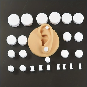 Weißes Acryl-Ohr-Plugs-Set in verschiedenen Größen auf professionellem Silikon-Ohrmodell