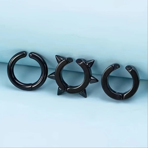 Tres ear cuffs de acero inoxidable negro con diseños minimalistas y punk con puntas