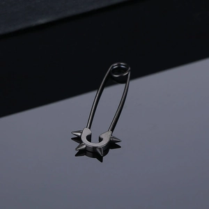 Gros plan de boucles d'oreilles épingles à nourrice noir mat avec rivets à pointes