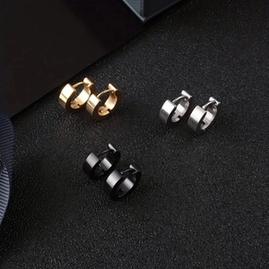 Drei Paar flache Huggie-Ohrringe aus Edelstahl in den Farben Gold, Silber und Schwarz