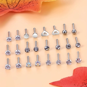 24er-Set Nasenringe aus Edelstahl mit Zirkonia und Herzform auf orangefarbenem Grund