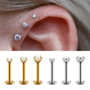 Detailansicht von CZ Labret Steckern am Ohr und Größen in Gold und Silber Finish