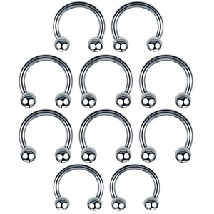 Detailliertes Set aus zehn glänzenden Hufeisen-Piercingringen aus Edelstahl