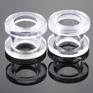 Vue macro de tunnels d'oreille en acrylique transparent avec design à double évasement