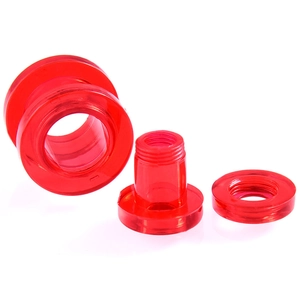 Détails d'un écarteur d'oreille en acrylique rouge avec vis et finition polie lisse