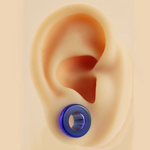 Vue détaillée d'un tunnel d'oreille en acrylique bleu foncé translucide sur modèle d'oreille
