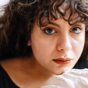 Gros plan de deux piercings de lèvre en acier inoxydable portés par un mannequin réel