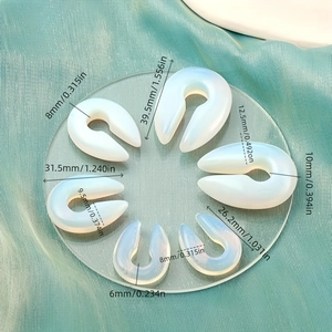 Pesi per orecchie in opalite a forma di U con riflessi blu in varie dimensioni su seta