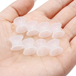 8-teiliges Set aus weißem Silikon Flesh Tunnels in der Hand zeigt Material und Flexibilität
