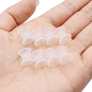 Set aus 8 transluzenten weißen Silikon-Ohr-Expander auf der Hand für Größendarstellung