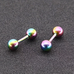 Macro-opname van roestvrijstalen barbell oorbellen met een glanzende regenboogkleurige finish