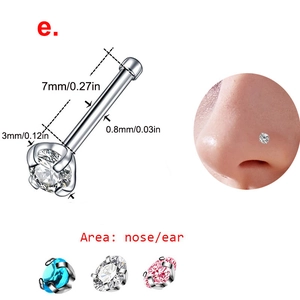 Detail van 7mm stalen neuspiercings met 3mm blauwe roze en heldere zirkonia steentjes