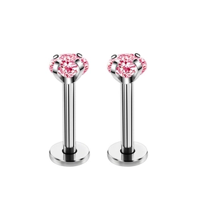 Detail van roze zirkonia labret studs met gepolijste roestvrijstalen platte achterkant