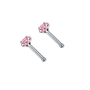 Detail van stalen neuspiercings met roze zirkoon in klauwzetting en bolvormig einde