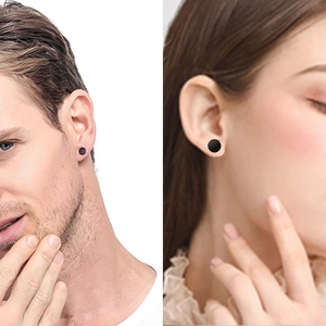 Vista de uso de pendientes redondos de acero inoxidable negro mate para hombre y mujer