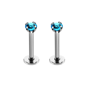 Detail van rvs labret piercings met hemelsblauwe zirkoon in een 4-klauw zetting
