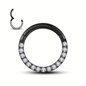 Nahaufnahme eines schwarzen Scharniersegments mit weißen Zirkoniasteinen für Piercings