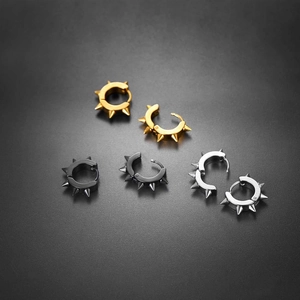 Boucles d'oreilles punk en acier inoxydable avec pointes en or noir et argent