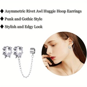 Détail de boucles d'oreilles punk en acier inoxydable avec pointes et chaîne asymétrique