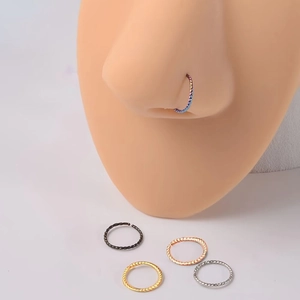 Vijfdelige set van gedraaide neusringen van roestvrij staal in diverse kleuren