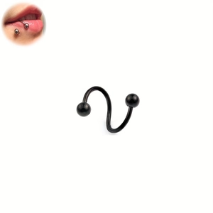 Detail van een zwarte spiraalvormige lip-piercing van staal en de gedragen look