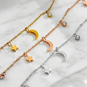 Détails de breloques étoile et lune sur bracelets en acier titane or, rose et argent