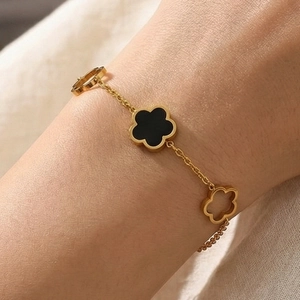 Élégant bracelet en acier titane doré avec trèfles à cinq feuilles noirs et ajourés