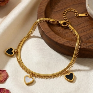 Pulsera de doble capa de acero inoxidable chapado en oro 18K con dijes de corazón