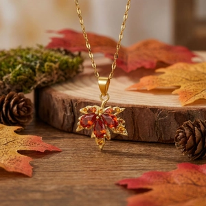 Collar con colgante de hoja de membrillo bañado en oro 18k con gemas rojas en base madera
