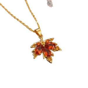 Exquisito collar con colgante de hoja de membrillo bañado en oro 18k y circonitas