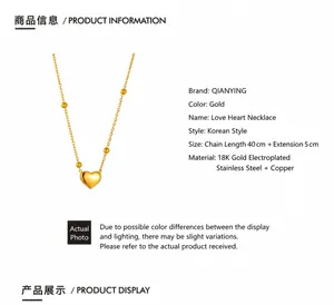 Vue détaillée du collier pendentif cœur avec billes dorées et dimensions de 40 plus 5 cm