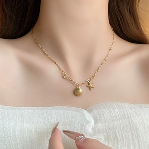 Exquisite 18K vergoldete Halskette mit Seestern- und Muschelanhänger am Hals