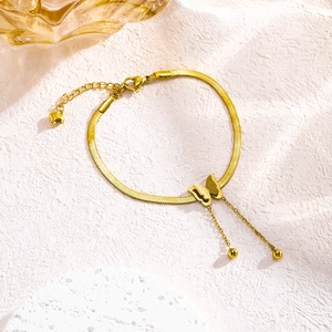 Elegante gouden slangenketting armband met een 3D vlinderbedel en fijne parelfranjes